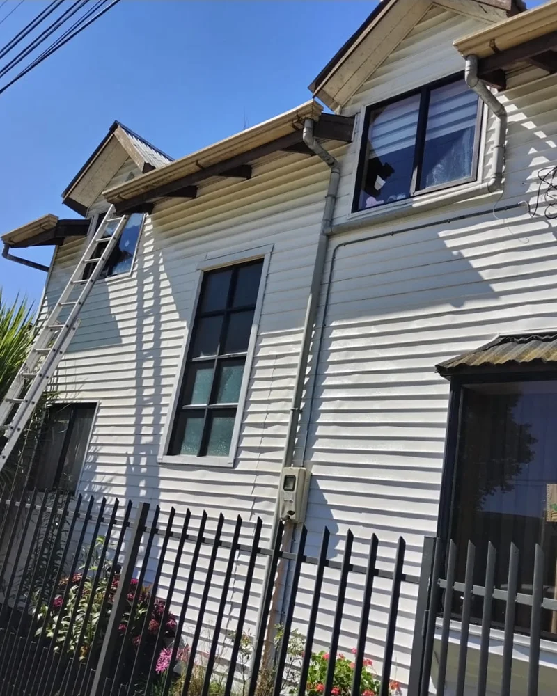 Fachada de una vivienda durante un trabajo de limpieza