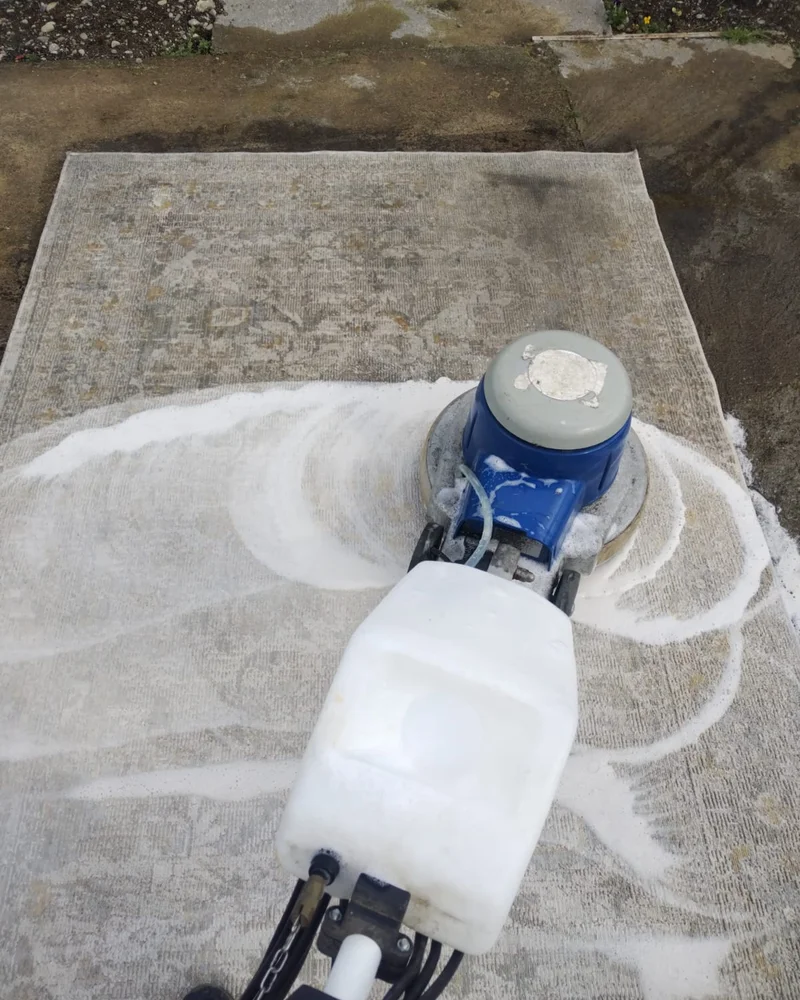 Máquina realizando lavado de una alfombra
