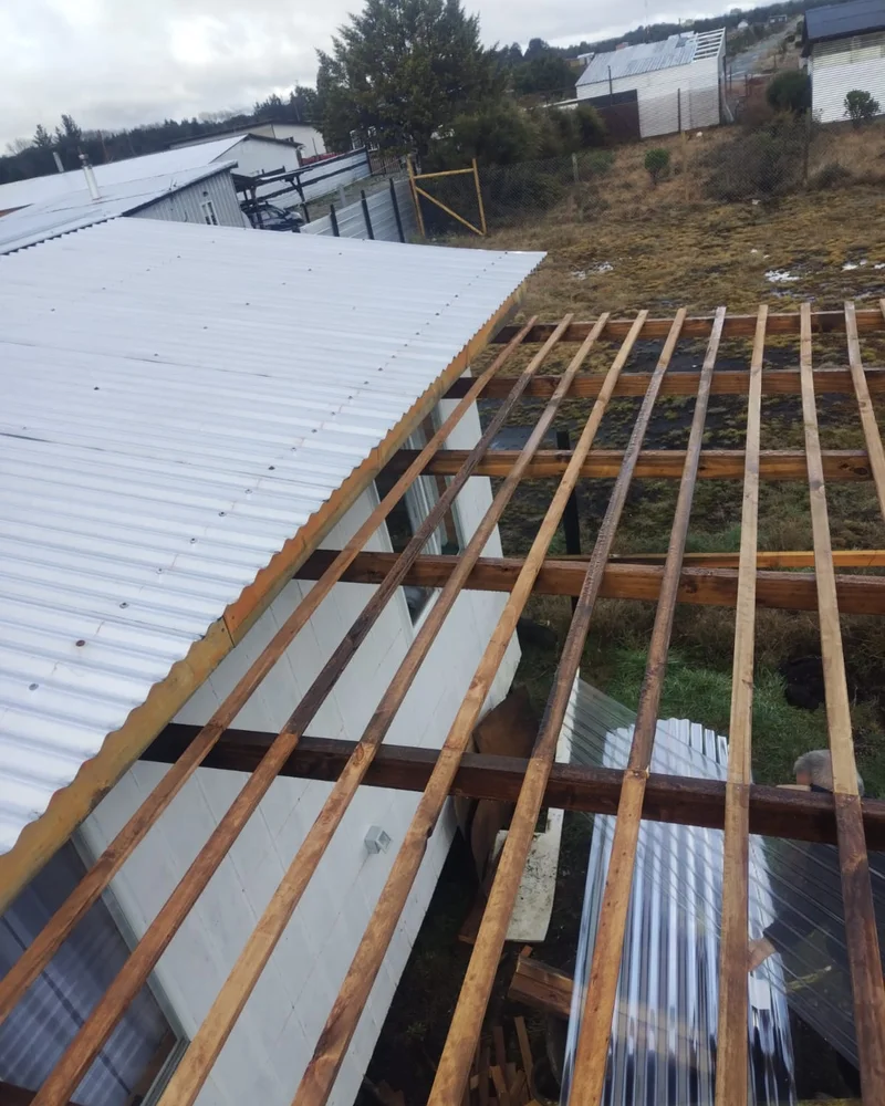 Instalación de una estructura de techo en una vivienda