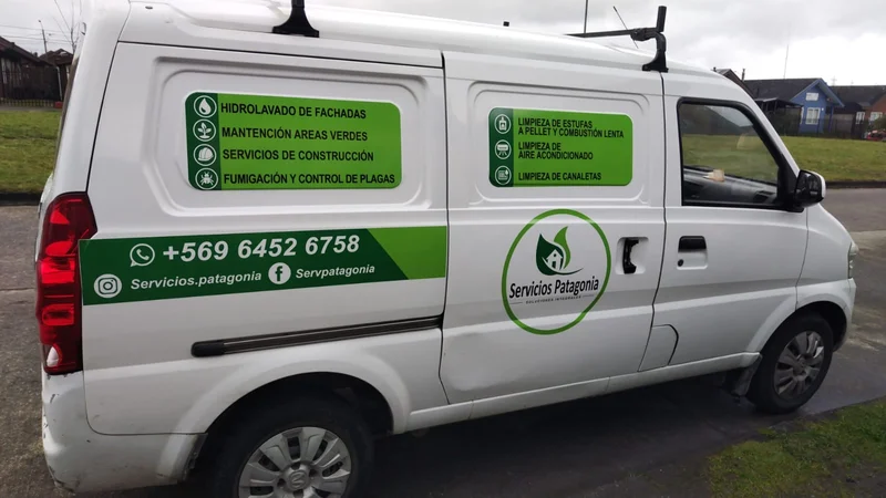 Vehículo de Servicios Patagonia junto a una vivienda y áreas verdes