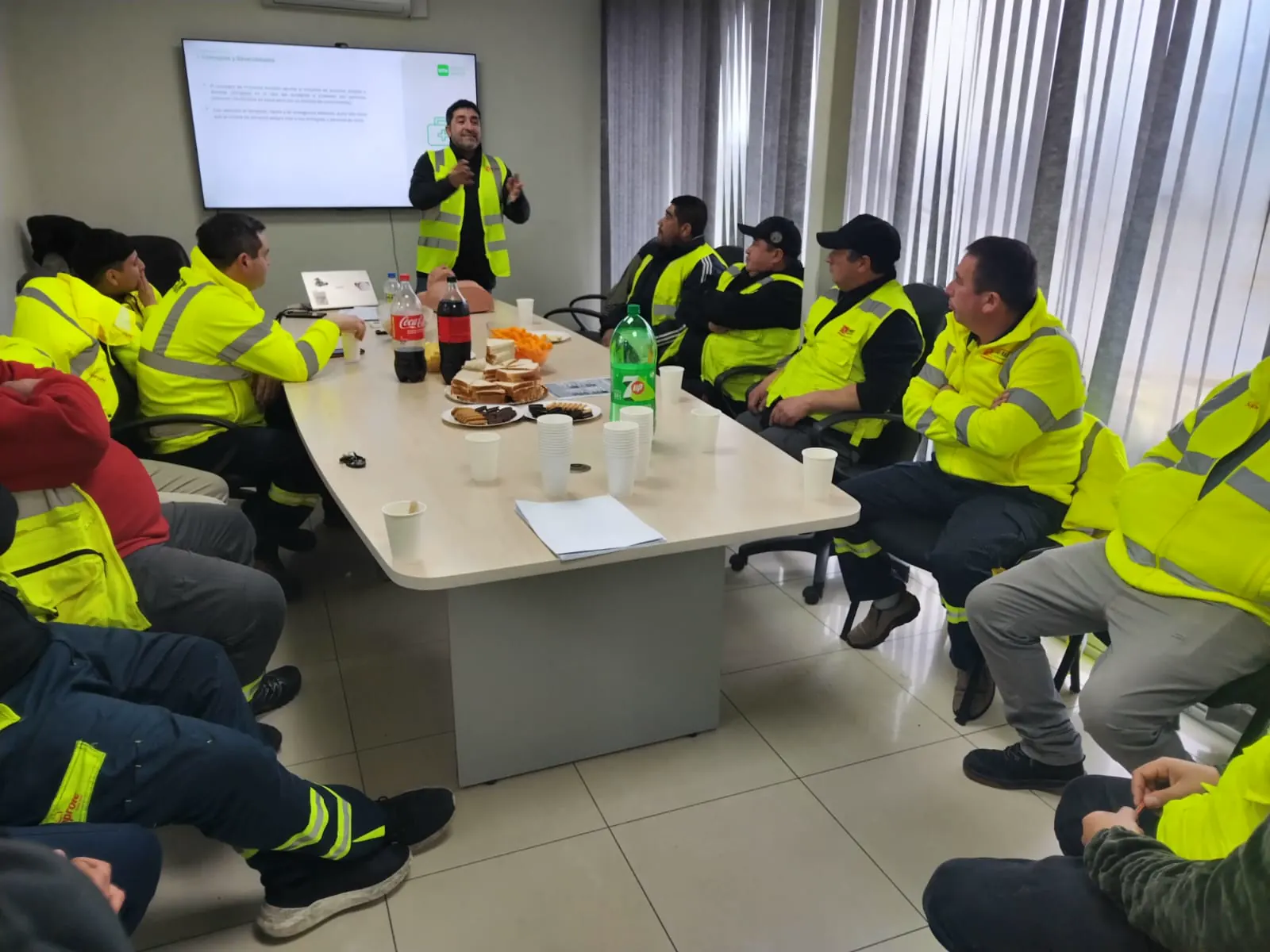 Capacitación de prevención de riesgos con un equipo de trabajo.