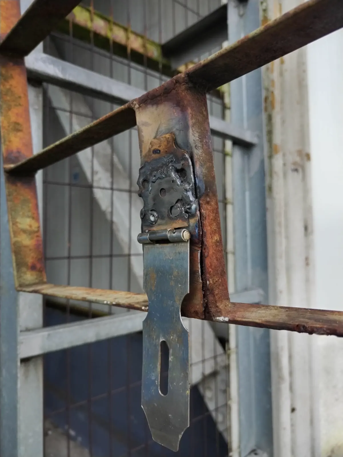 Reparación de una compuerta o escotilla.