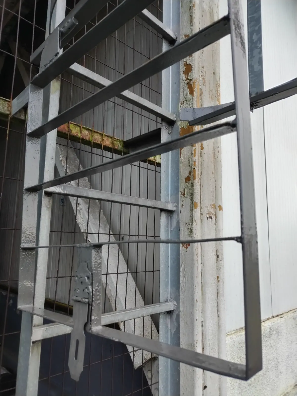 Reparación de una compuerta o escotilla.
