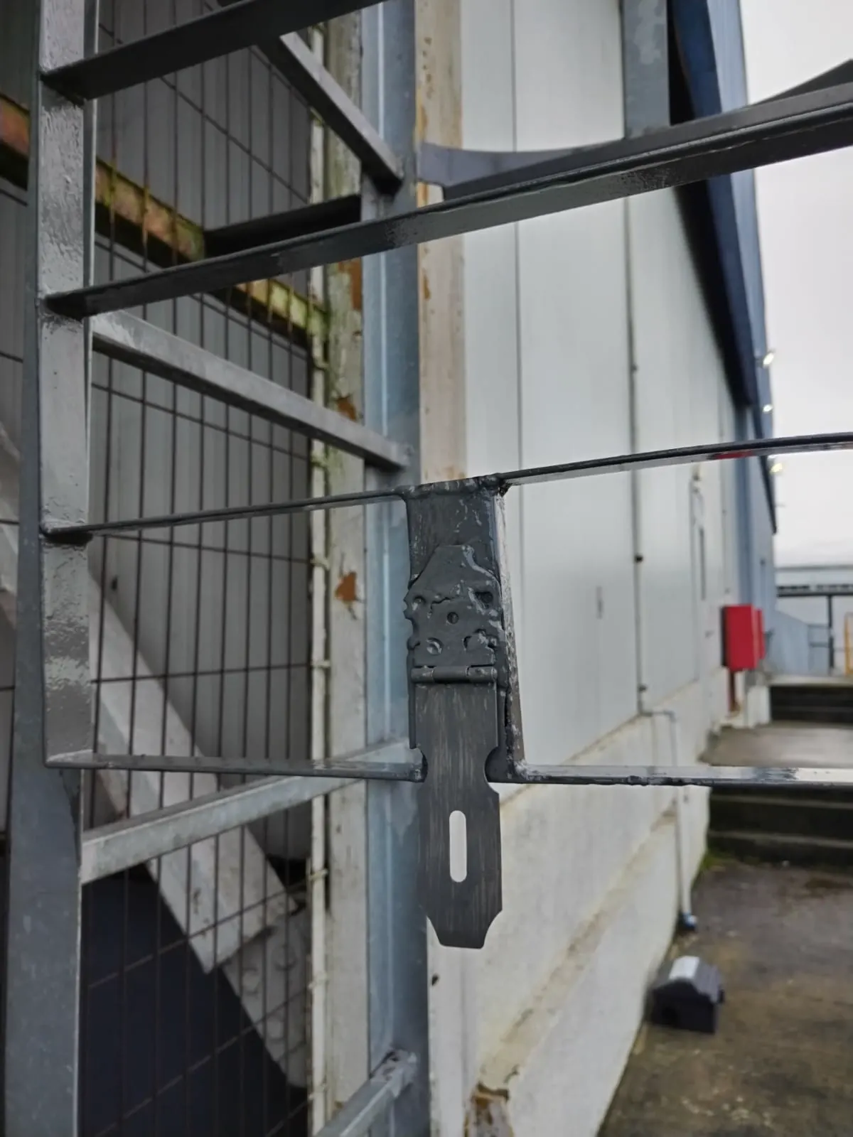 Reparación de una compuerta o escotilla.