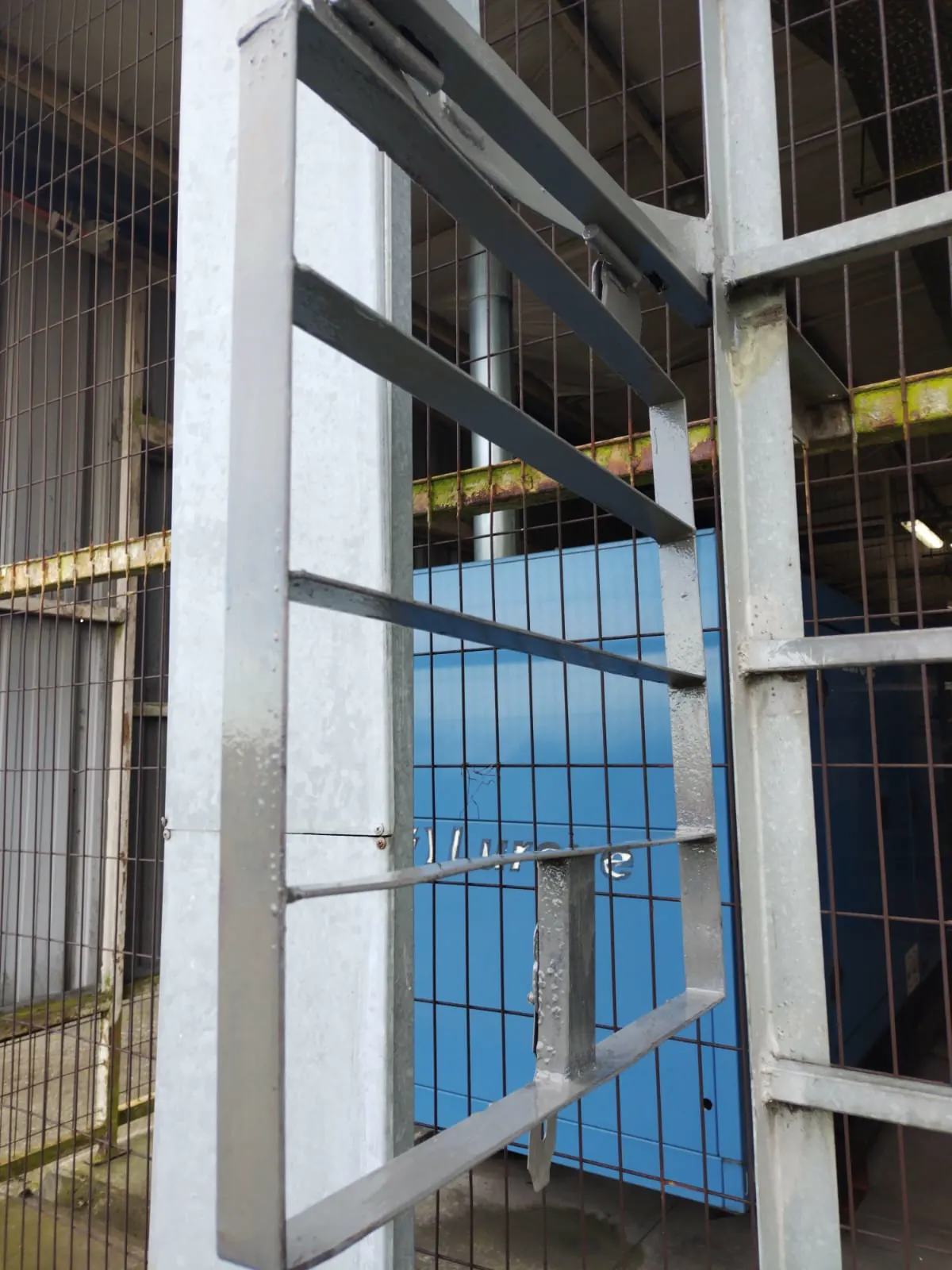 Reparación de una compuerta o escotilla.