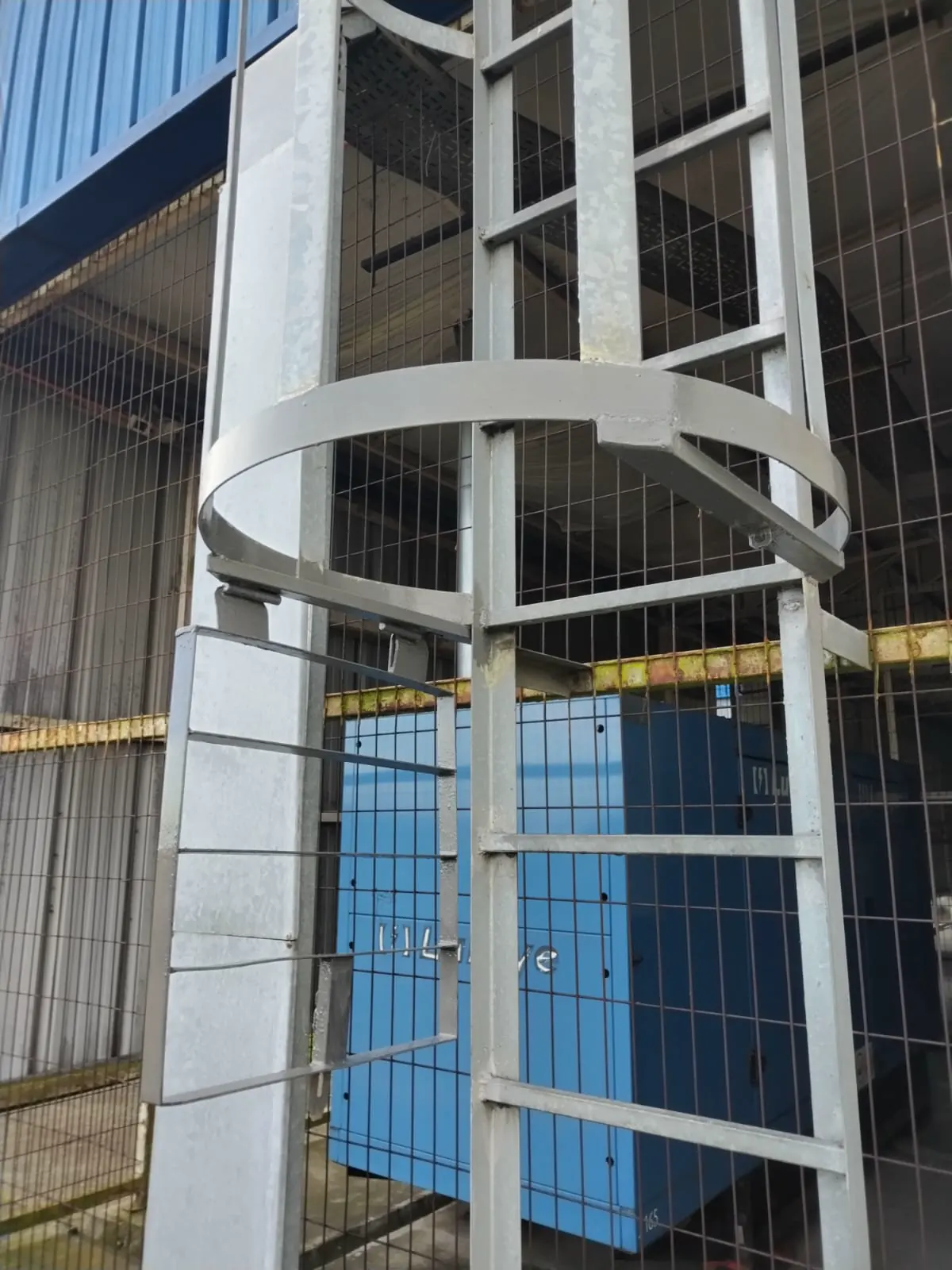 Reparación de una compuerta o escotilla.