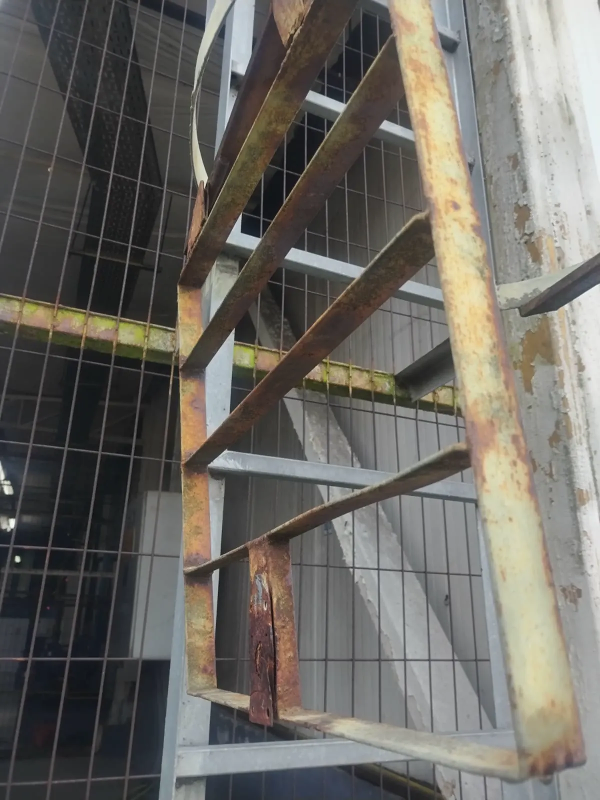 Reparación de una compuerta o escotilla.