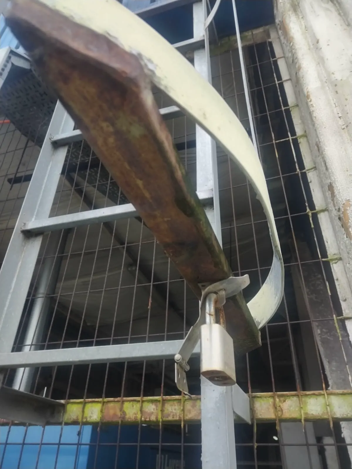 Reparación de una compuerta o escotilla.