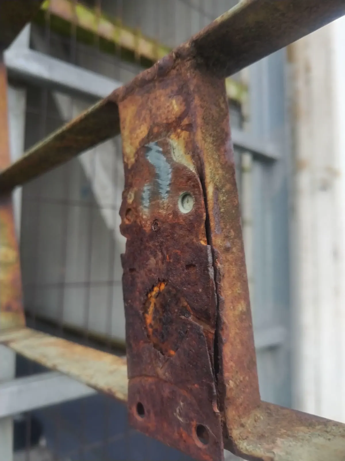Reparación de una compuerta o escotilla.