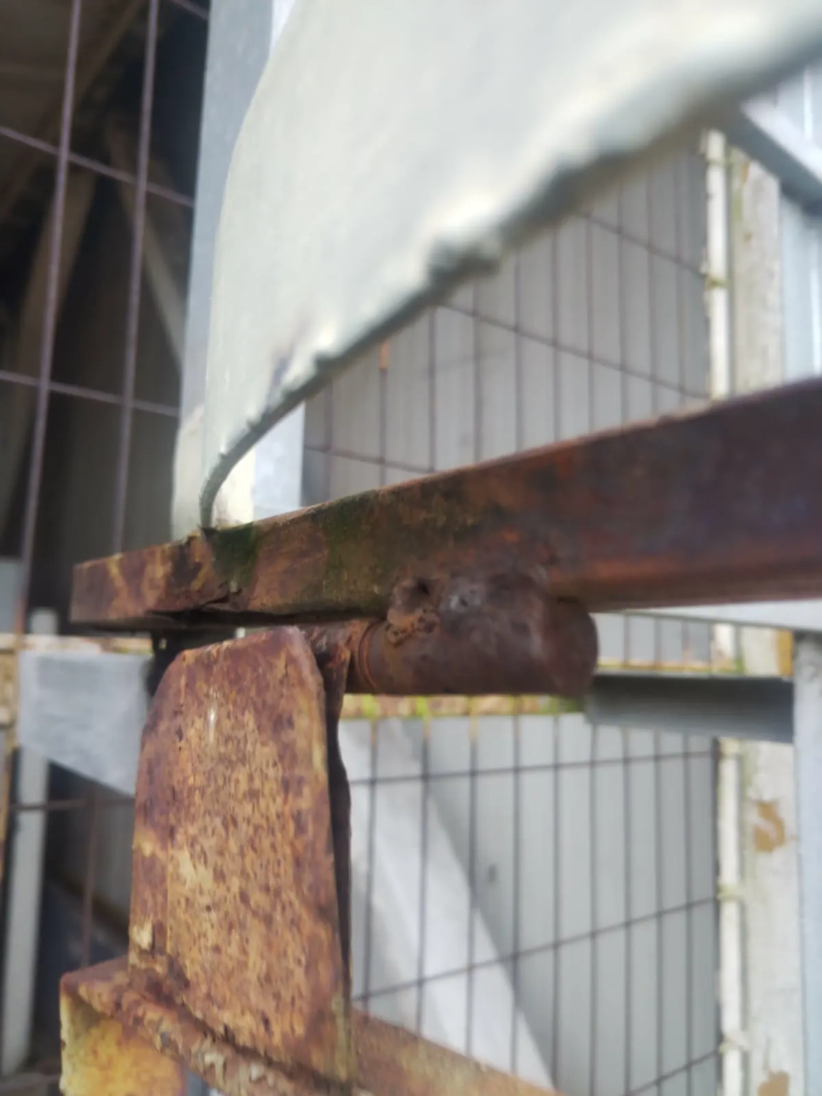 Reparación de una compuerta o escotilla.