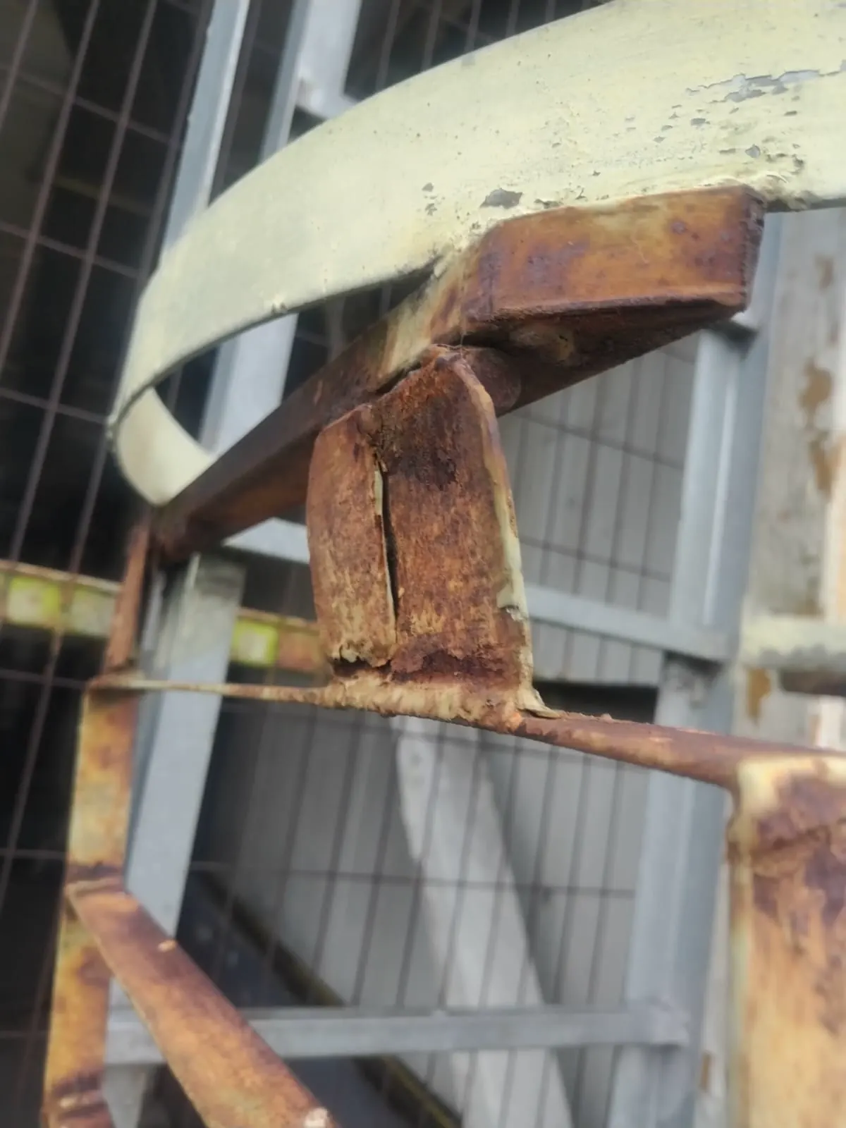 Reparación de una compuerta o escotilla.
