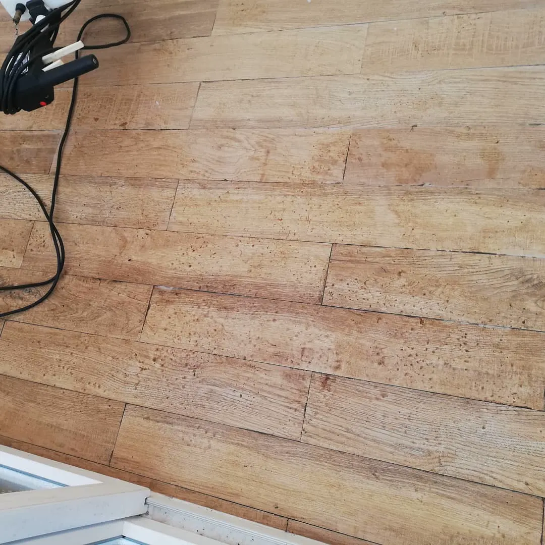Trabajo de decapado y encerado acrílico de un piso.