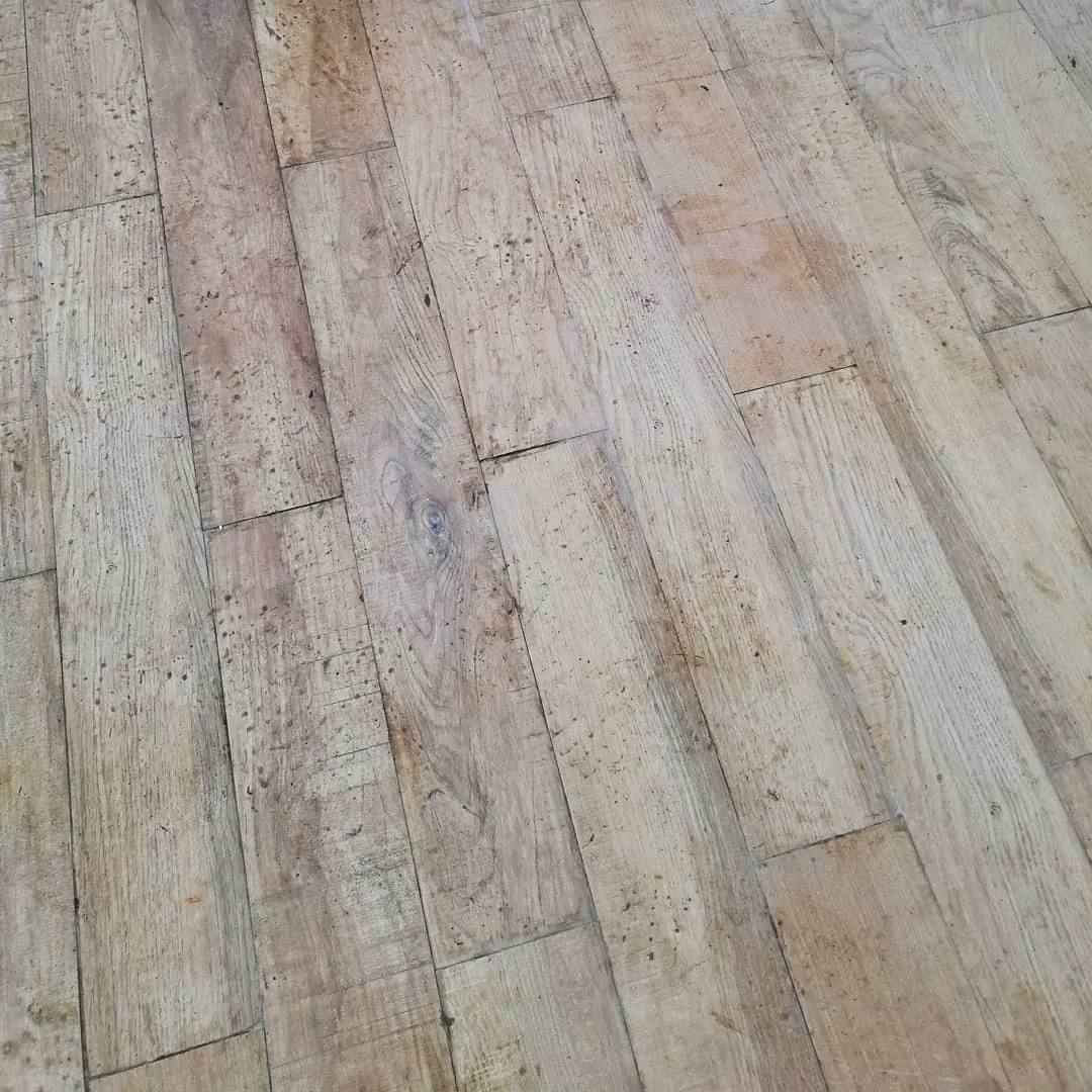 Trabajo de decapado y encerado acrílico de un piso.