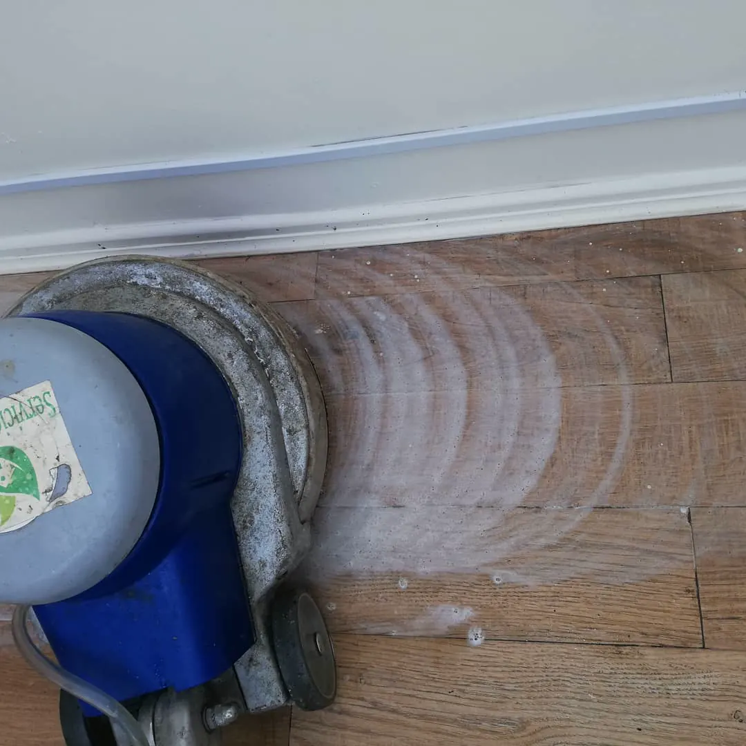 Trabajo de decapado y encerado acrílico de un piso.