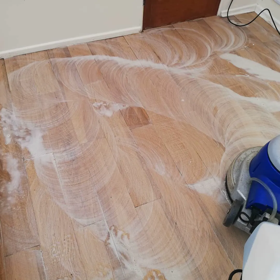 Trabajo de decapado y encerado acrílico de un piso.