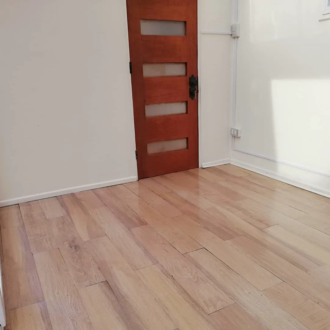 Trabajo de decapado y encerado acrílico de un piso.