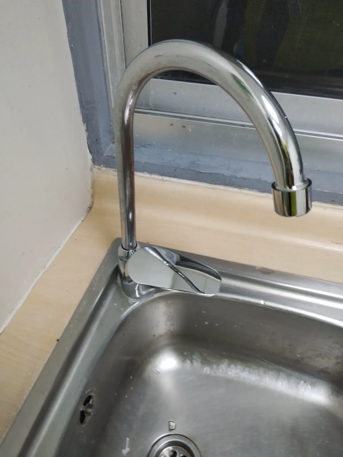 Cambio y mantenimiento de una grifería de cocina.