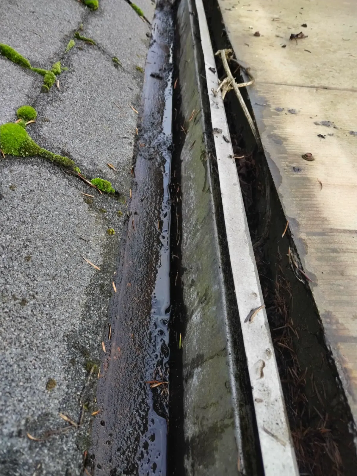 Limpieza de una canaleta de aguas lluvias.
