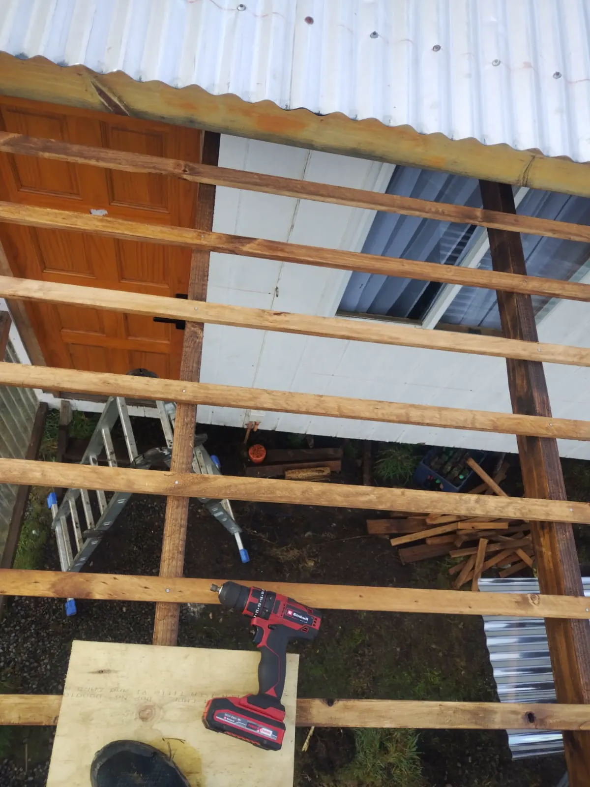 Instalación de una estructura de techo o terraza.